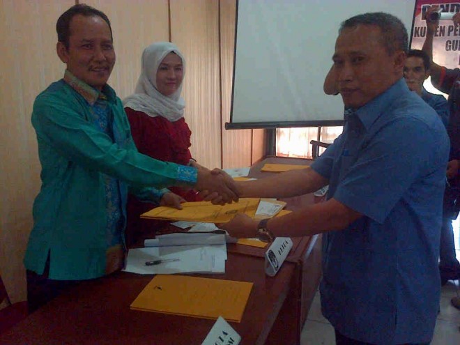 Tim Penghubung ZZ-FU Madian Saswadi menerima berkas pencalonan dari Ketua KPU Provinsi Jambi Subhan